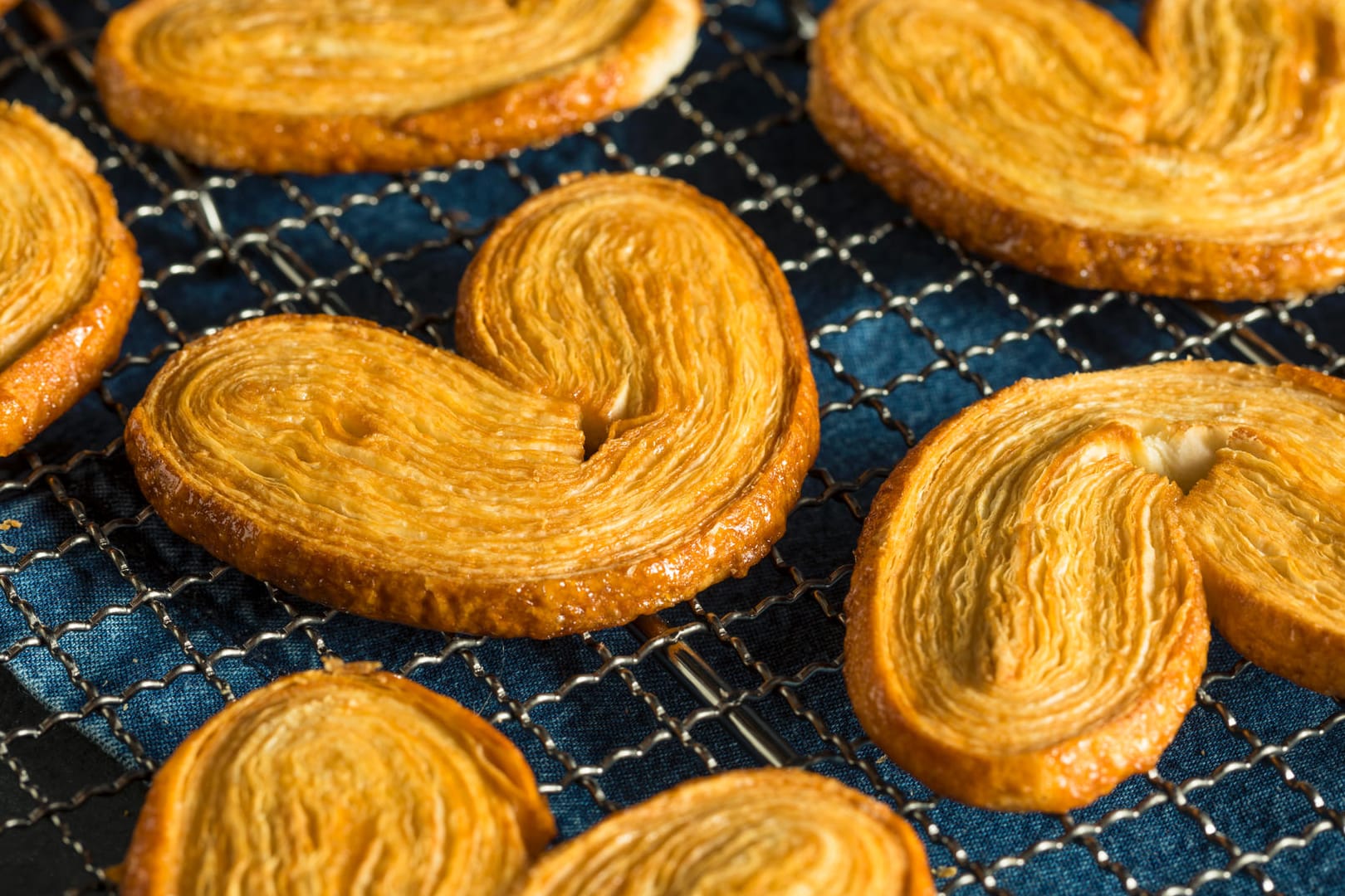 Schweinsohren: Aus Blätterteig und Zucker entsteht im Handumdrehen knuspriges Gebäck.