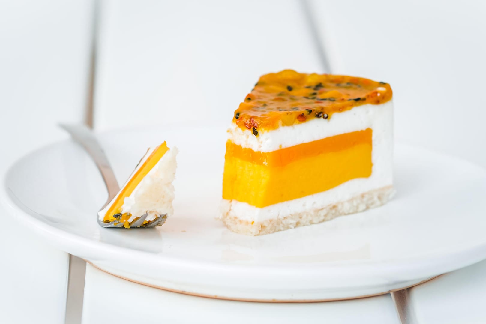 Maracuja-Torte: Diese fruchtig-frische Torte aus Marajuca und Joghurt ist der perfekte Genuss für warme Tage.