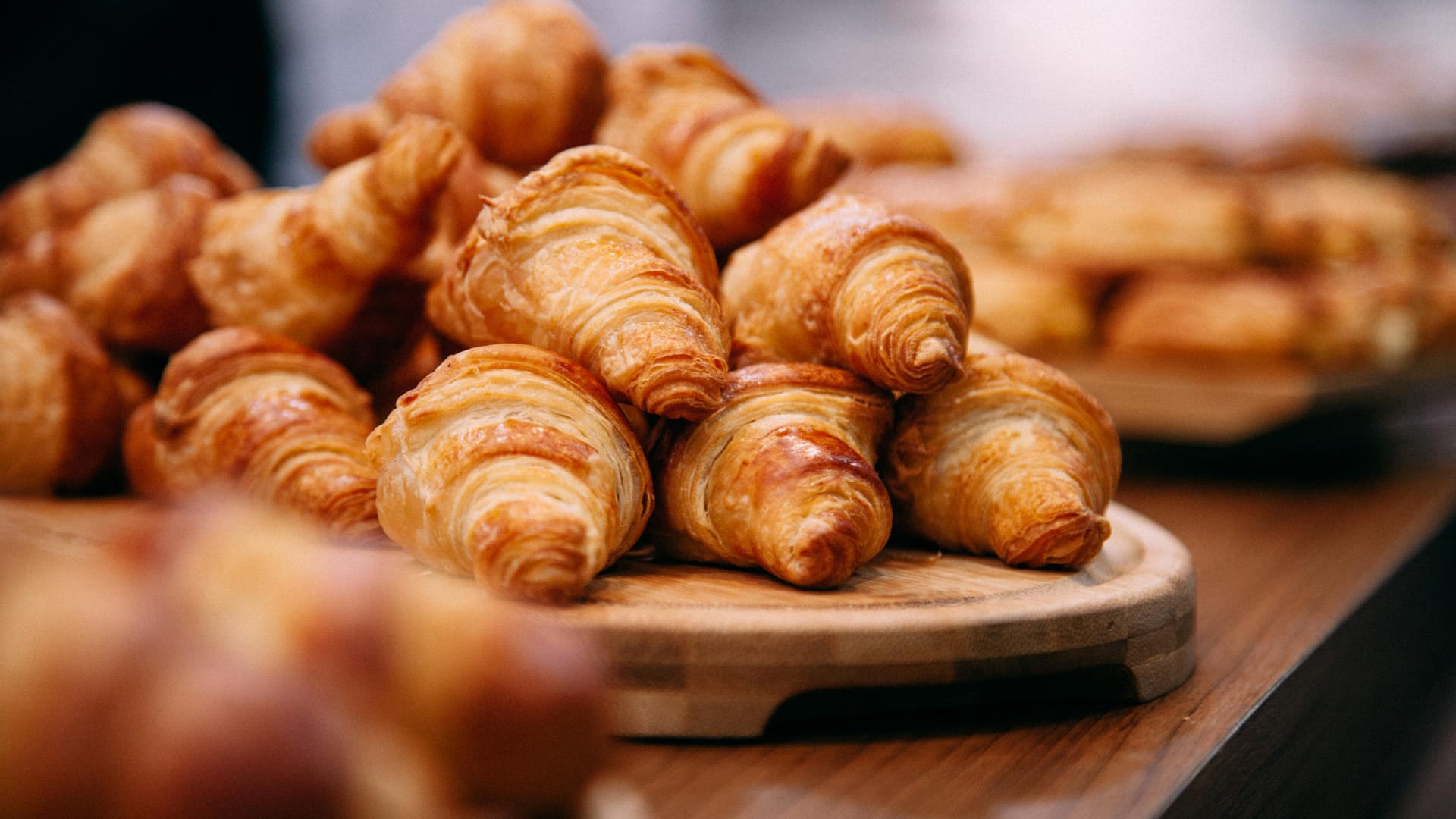 Frisch gebackene Croissants: Besonders Backwaren sind oft reich an schädlichen Transfettsäuren.