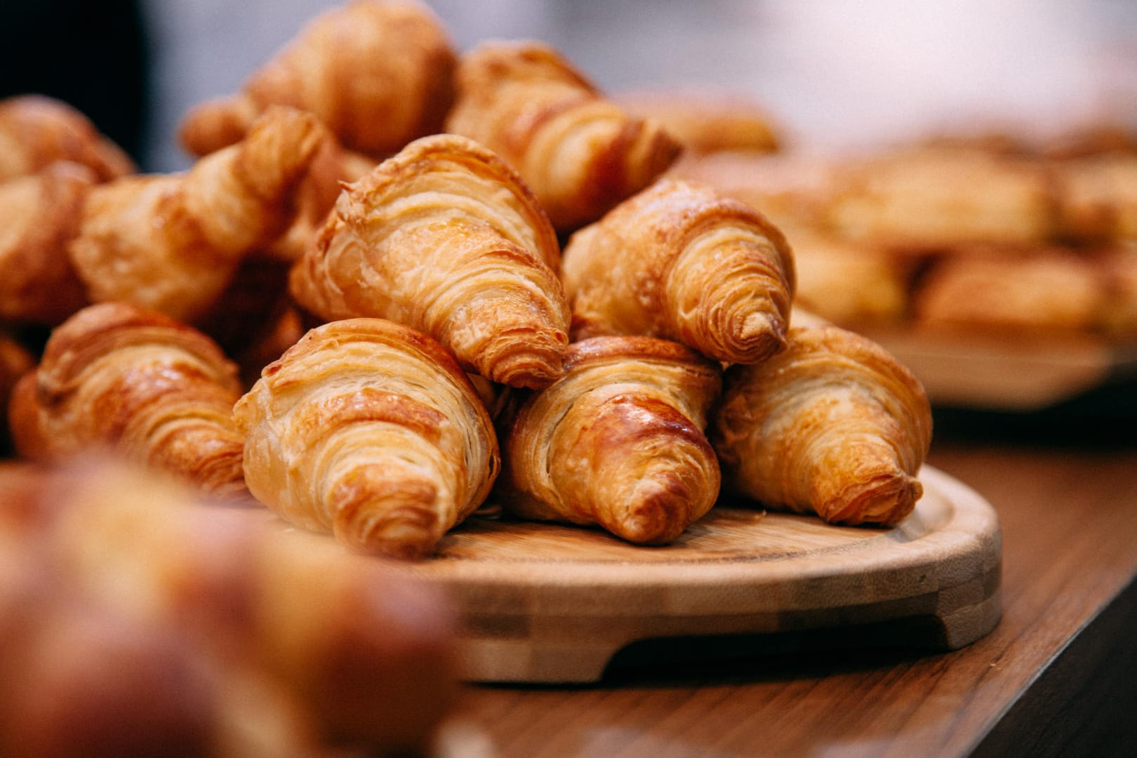 Frisch gebackene Croissants: Besonders Backwaren sind oft reich an schädlichen Transfettsäuren.