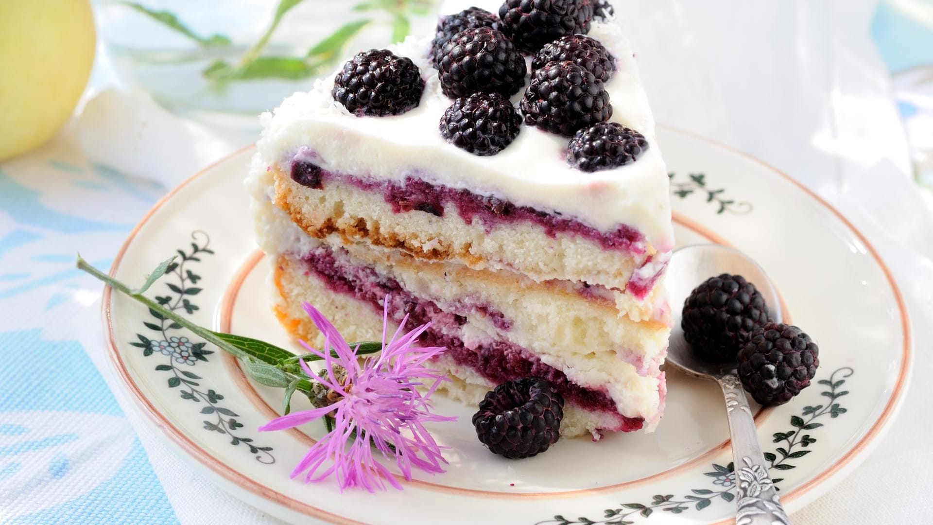 Brombeertorte mit Joghurt ist eine erfrischende Tortenkreation für den Sommer.