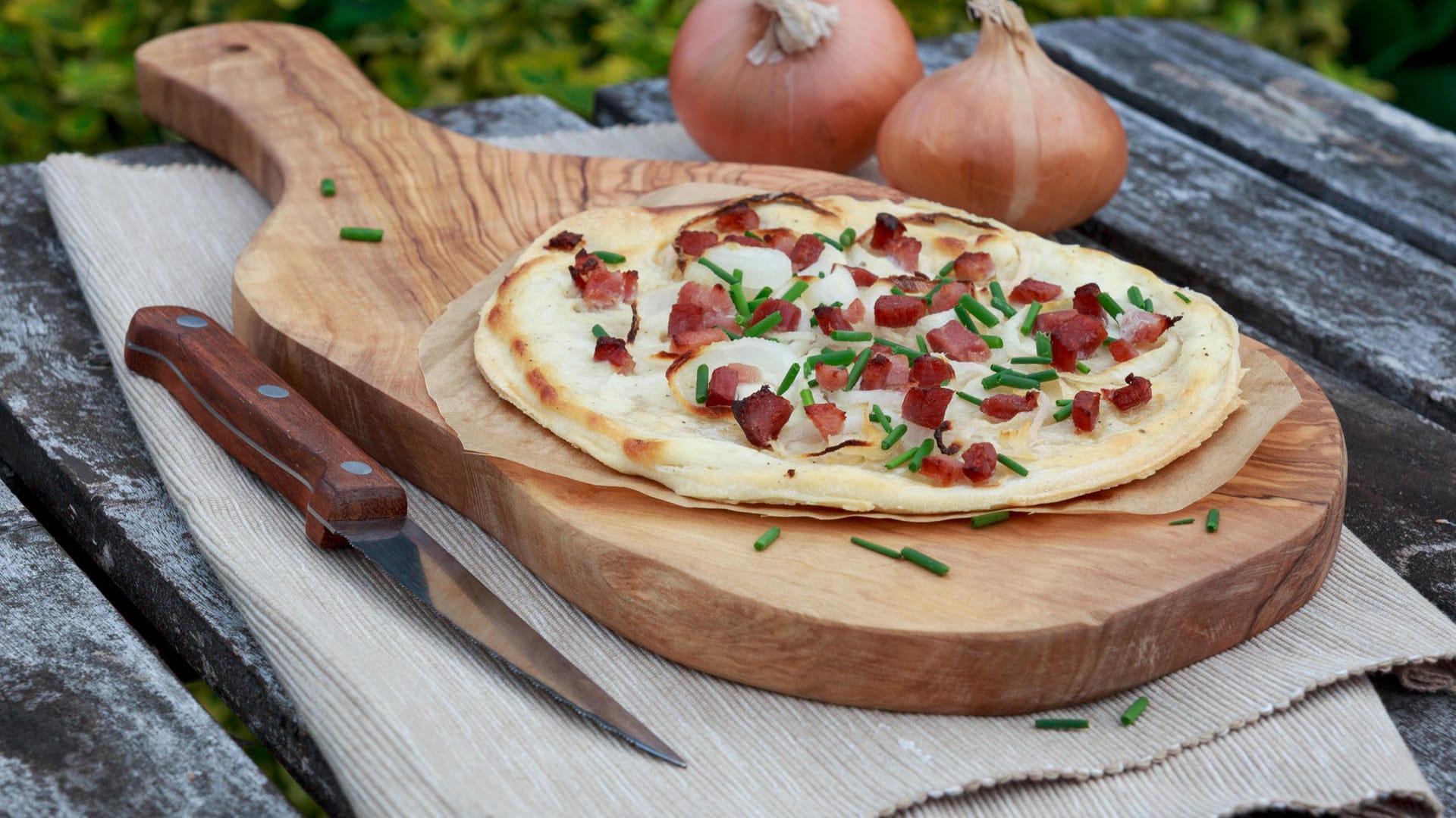 Flammkuchen: Ein leckerer Teig für den Boden lässt sich schon in wenigen Minuten zubereiten.