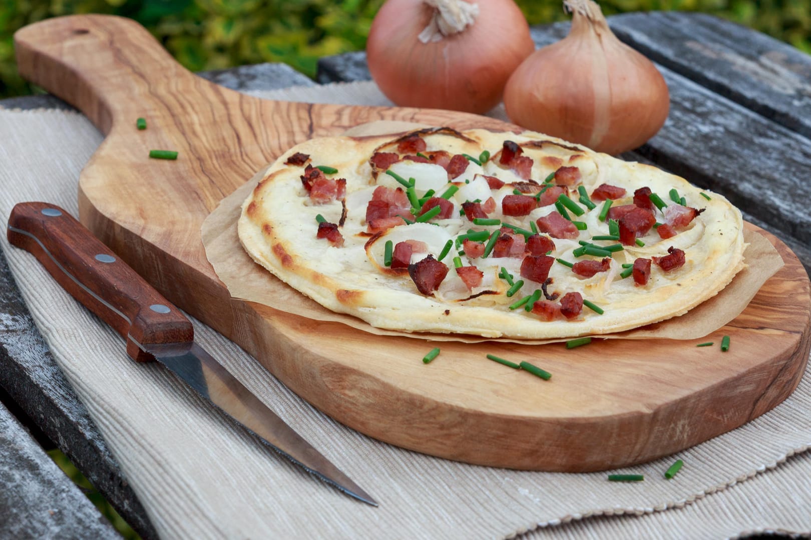 Flammkuchen: Ein leckerer Teig für den Boden lässt sich schon in wenigen Minuten zubereiten.