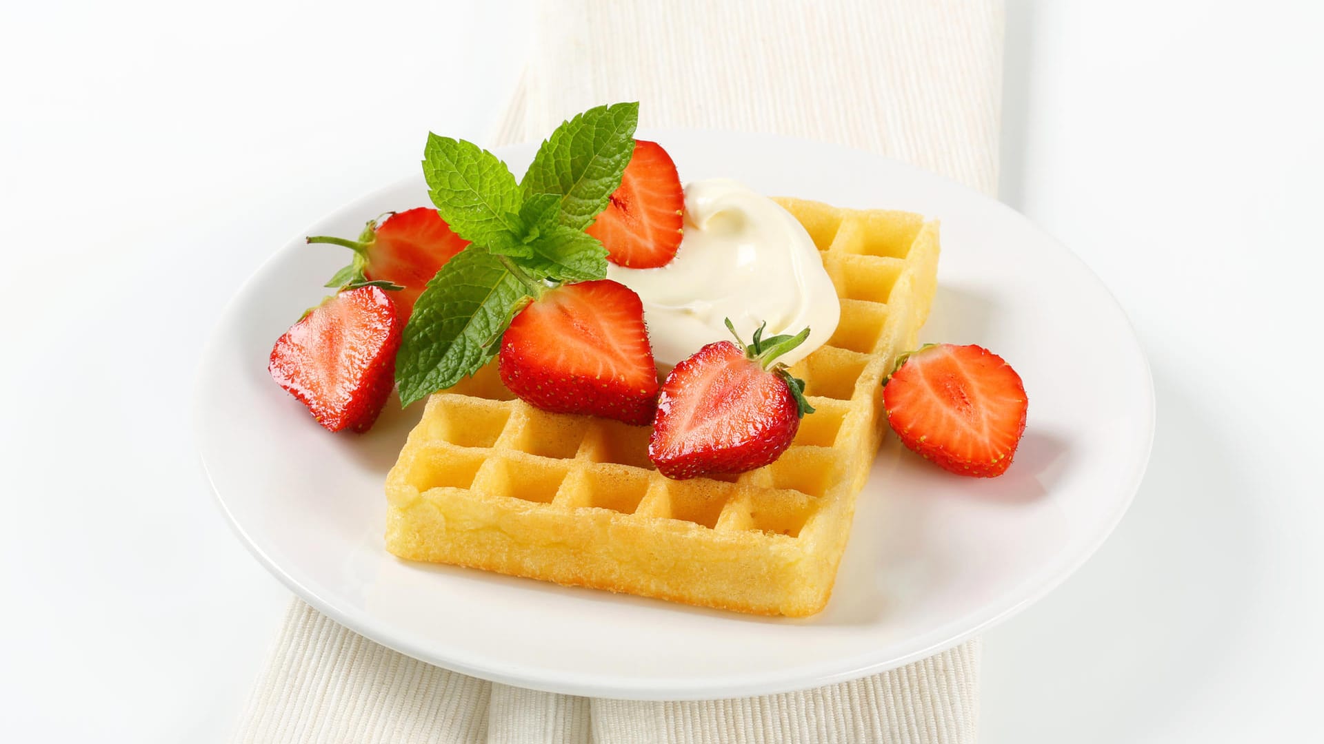 Belgische Waffel mit frischen Erdbeeren und Schlagsahne