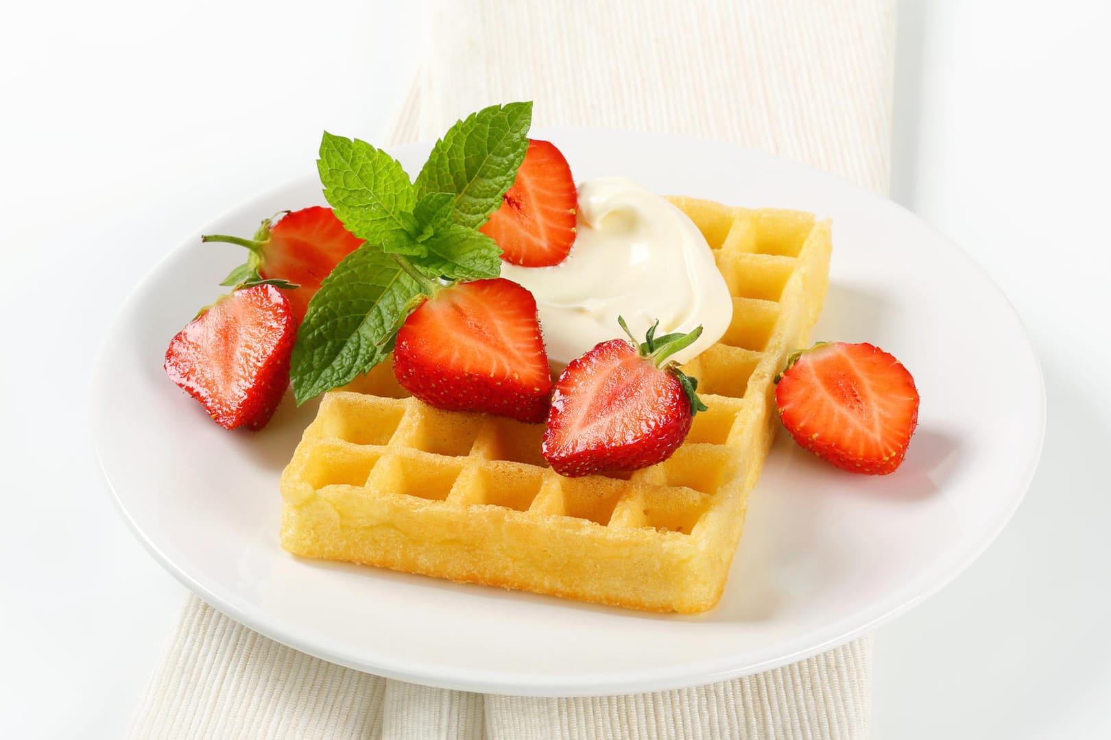 Belgische Waffel mit frischen Erdbeeren und Schlagsahne