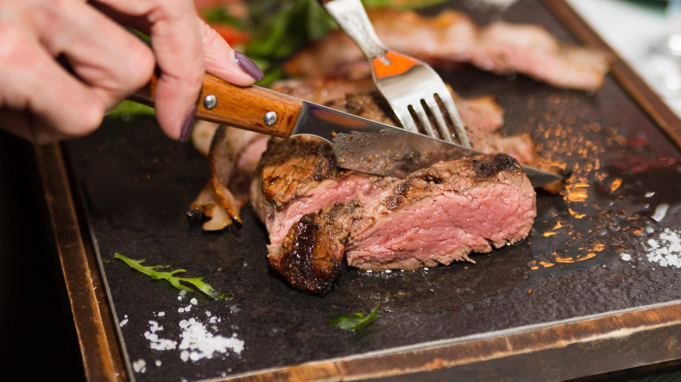 Grillfleisch: Zum Grillen eignet sich am besten Fleisch, das nicht zu mager ist.