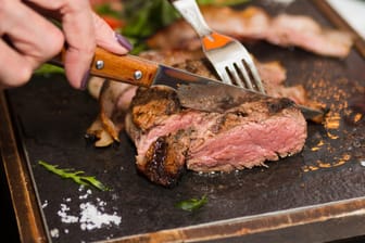 Grillfleisch: Zum Grillen eignet sich am besten Fleisch, das nicht zu mager ist.