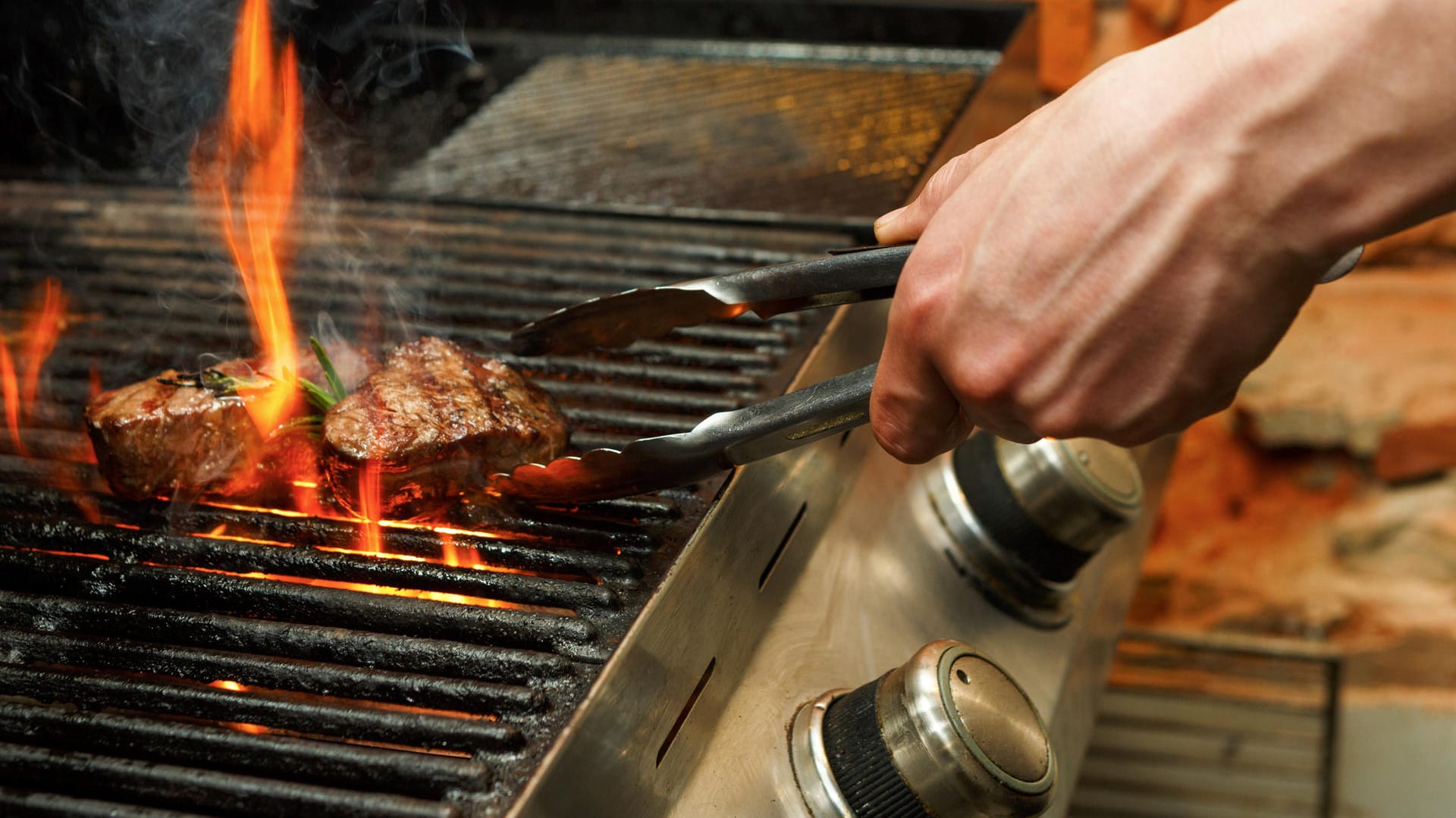 Grillen: Neben der Grillzange gehören beim Grillen noch weitere Dinge zur Grundausstattung.