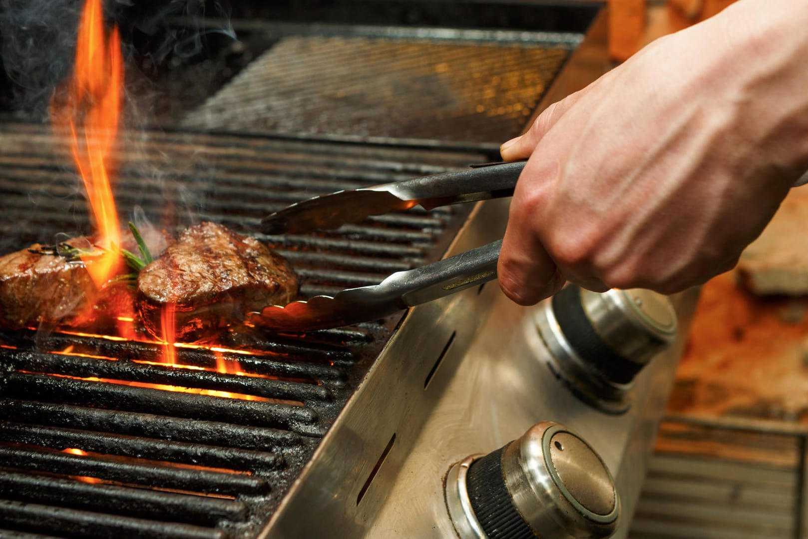 Grillen: Neben der Grillzange gehören beim Grillen noch weitere Dinge zur Grundausstattung.