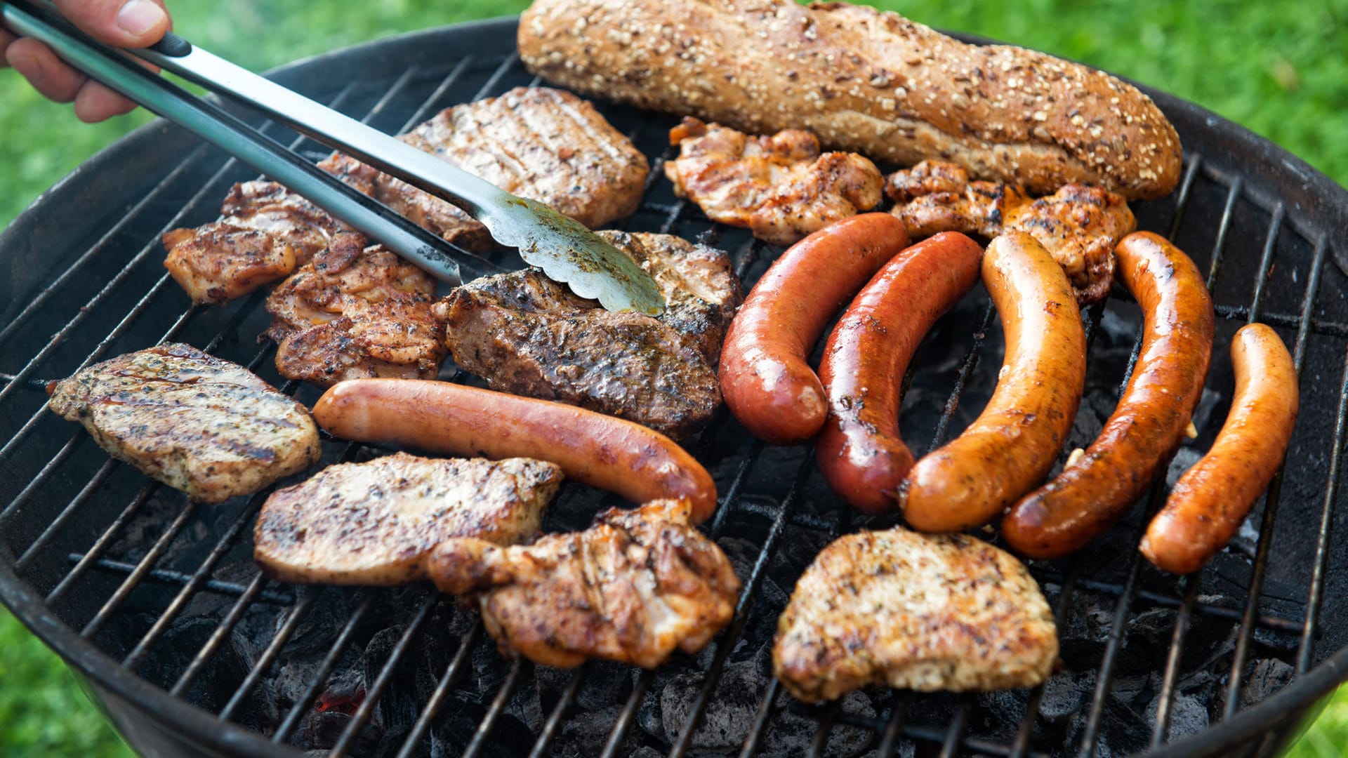 Grillfleisch: Wer Schwein, Rind oder Geflügel grillen möchte, sollte bei Einkauf und Zubereitung auf bestimmte Dinge achten.