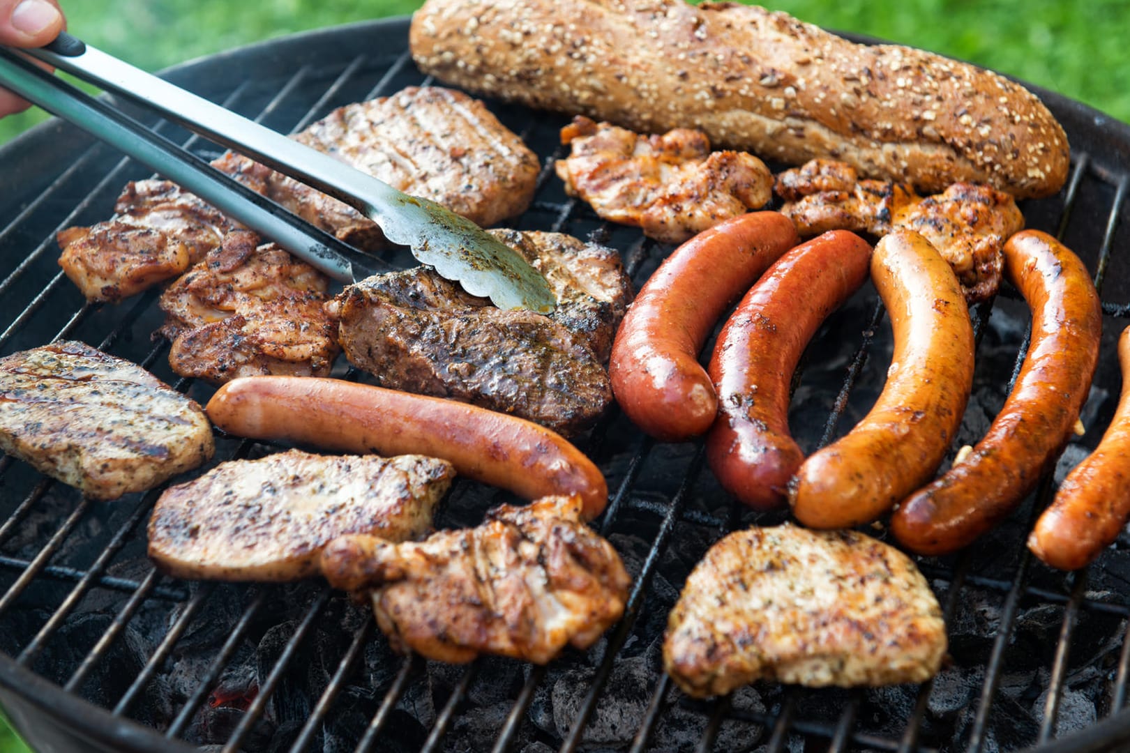 Grillfleisch: Wer Schwein, Rind oder Geflügel grillen möchte, sollte bei Einkauf und Zubereitung auf bestimmte Dinge achten.