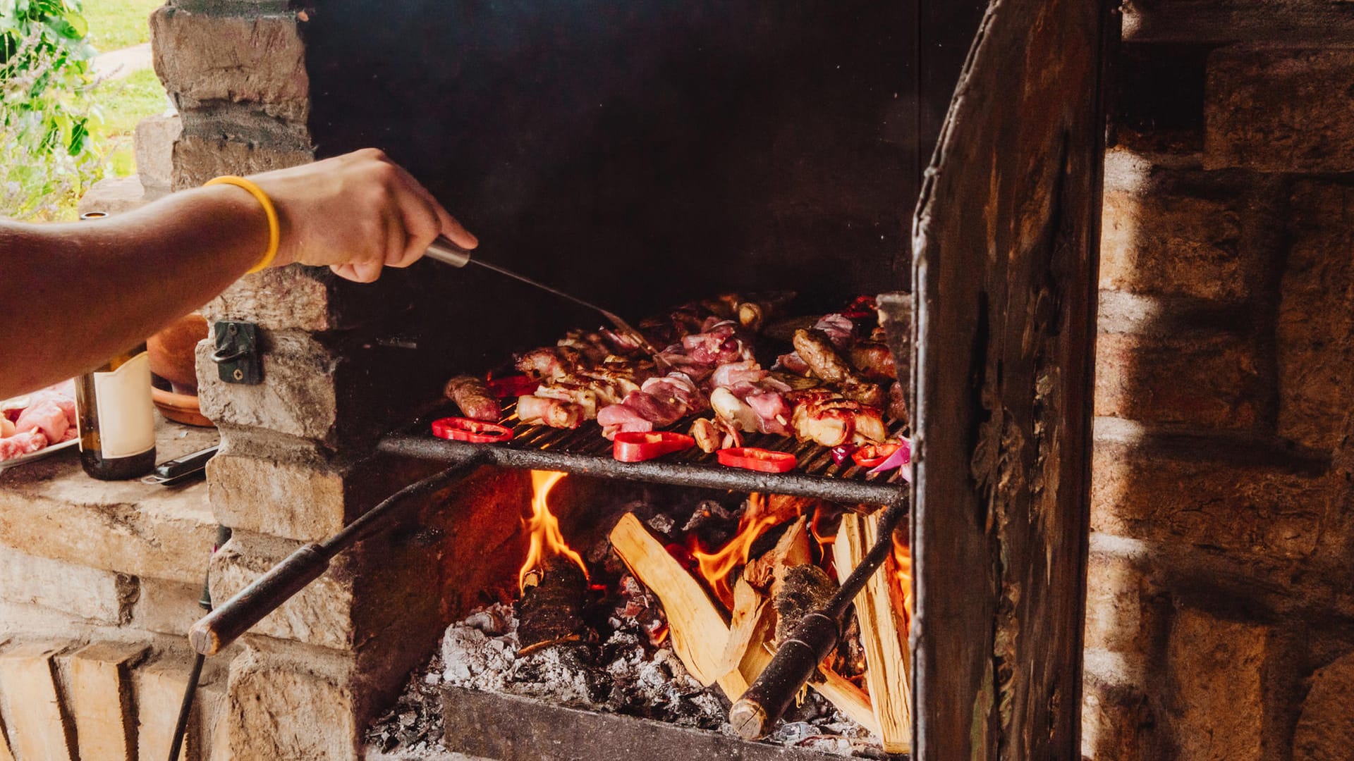 Grillkamin: Ein fest installierter Grill im Garten ist ein echter Luxus für Grillfans.