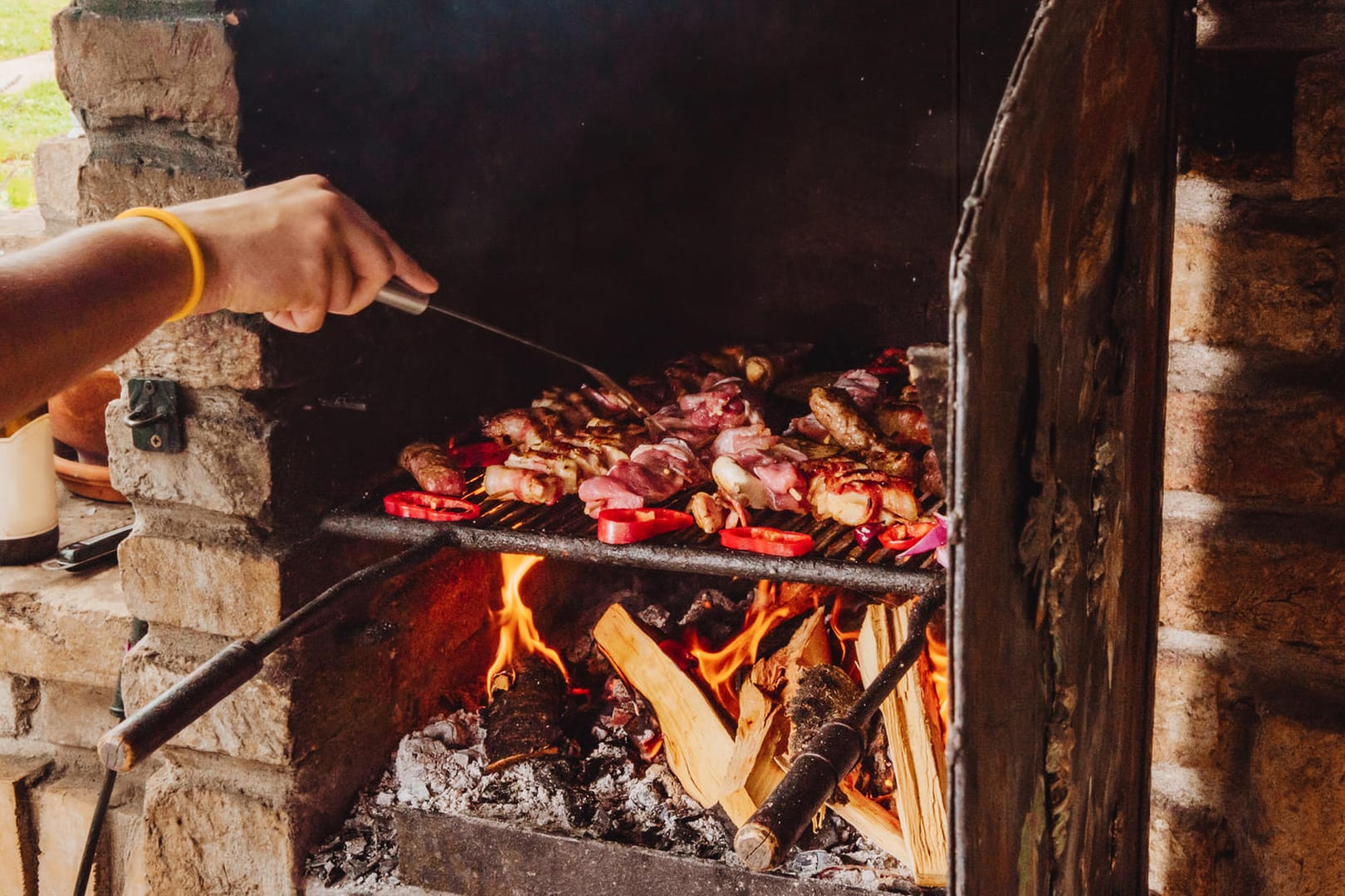 Grillkamin: Ein fest installierter Grill im Garten ist ein echter Luxus für Grillfans.