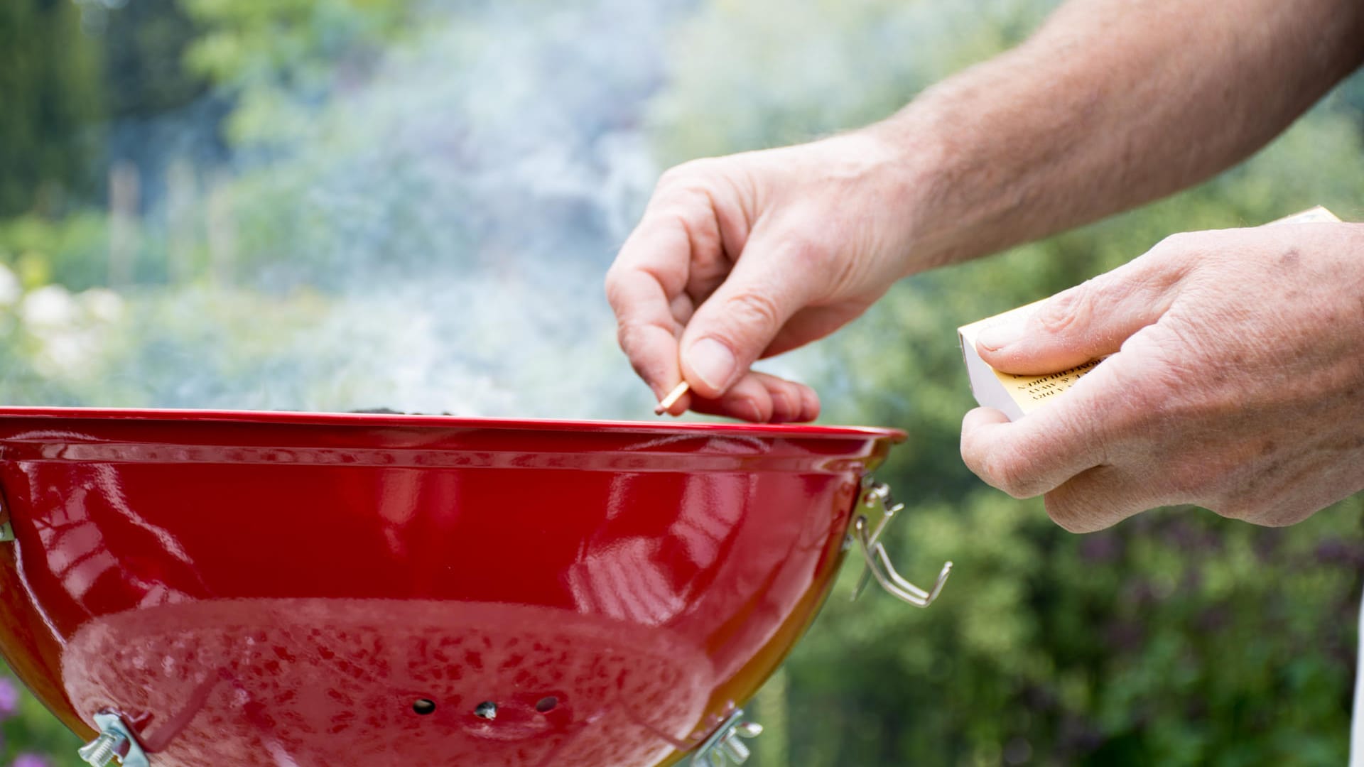 Grill anzünden: Um einen Grill leicht und sicher anzuzünden, gibt es verschiedene Anzündhilfen.