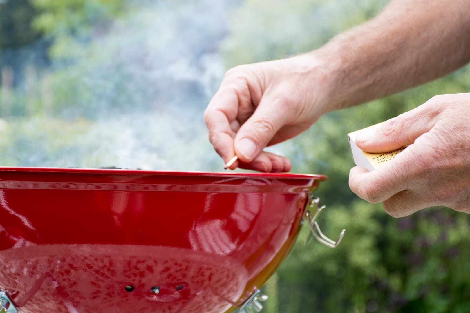 Grill anzünden: Um einen Grill leicht und sicher anzuzünden, gibt es verschiedene Anzündhilfen.