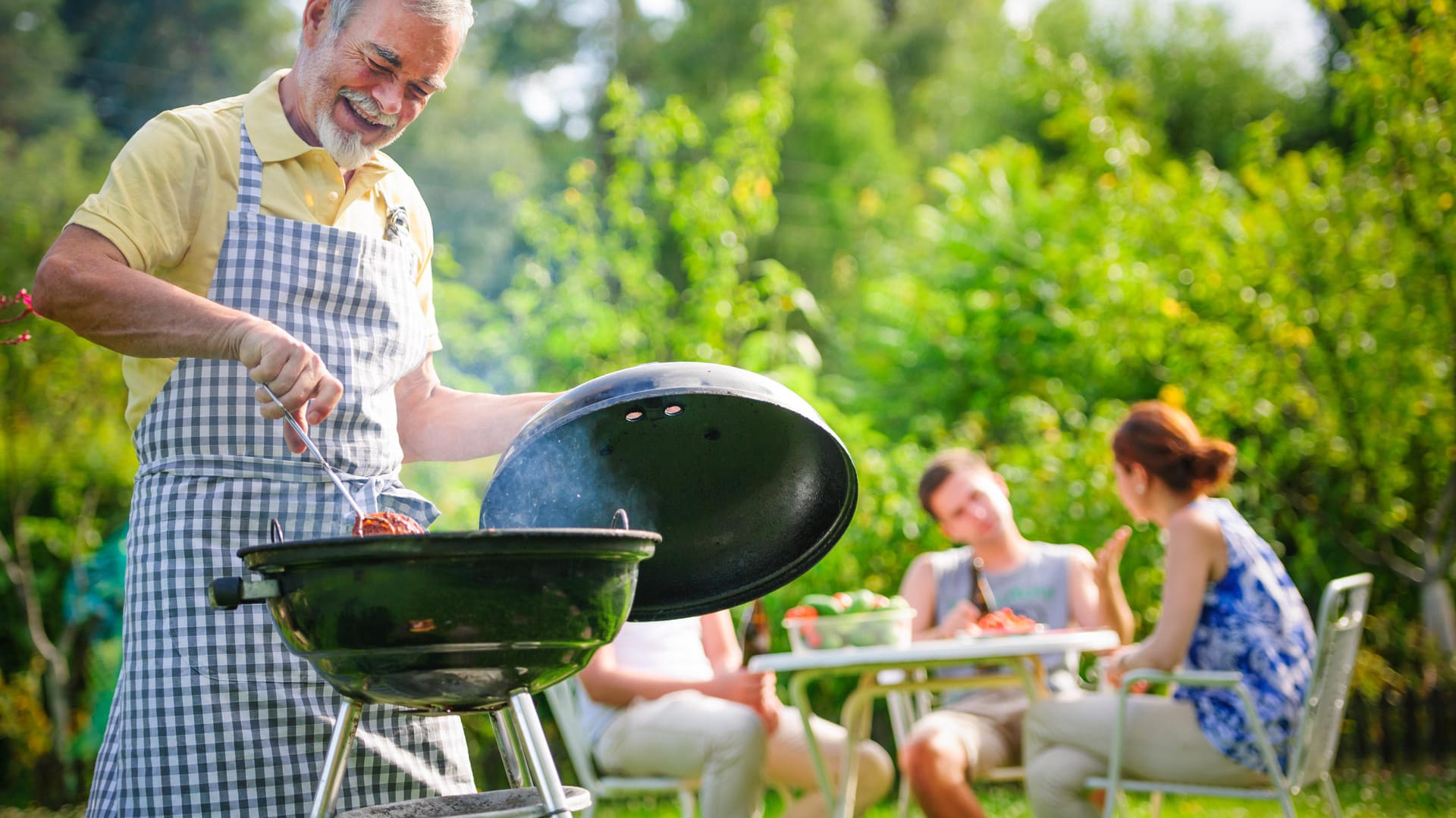 Grillen im Garten gehört einfach zum Sommer dazu. Grillen im Garten gehört einfach zum Sommer dazu.