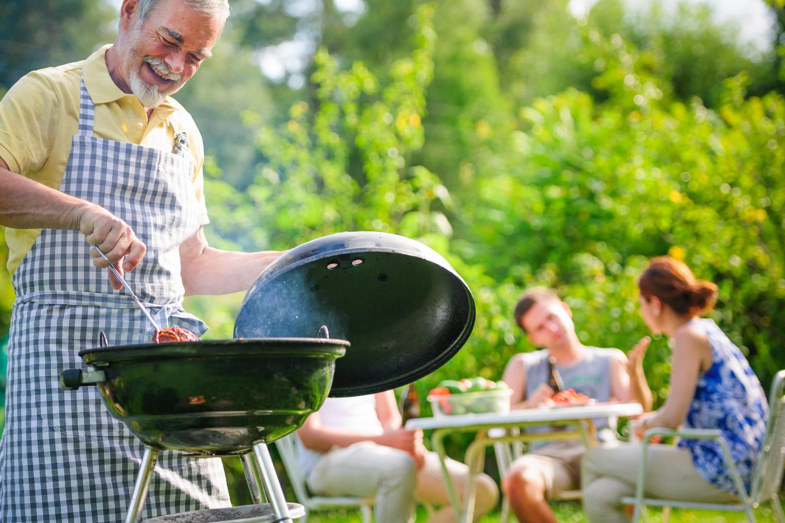 Grillen im Garten gehört einfach zum Sommer dazu.