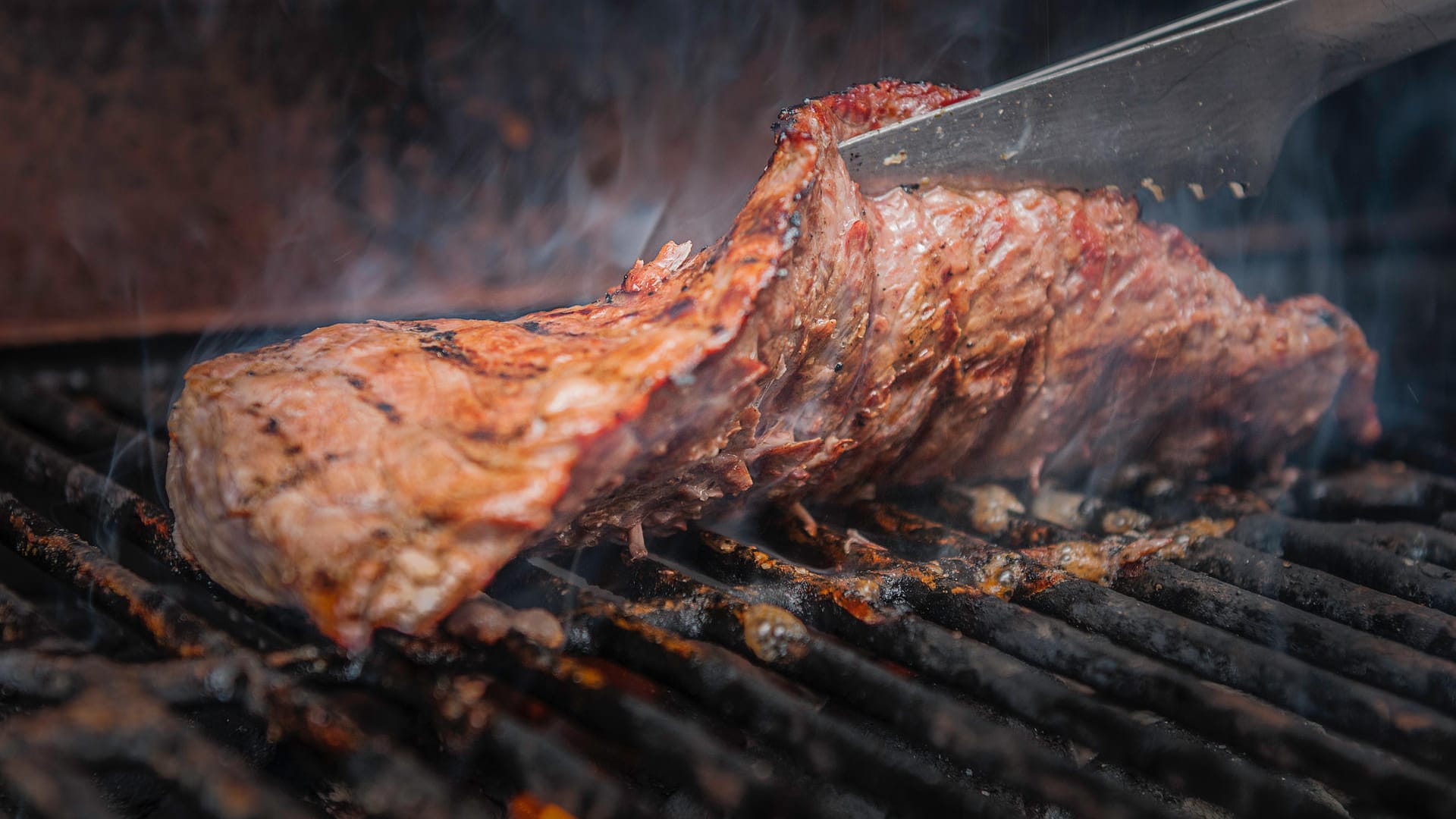 Grillen: Mit Räucherchips können Sie dem Grillfleisch ein ganz besonderes Aroma verleihen.