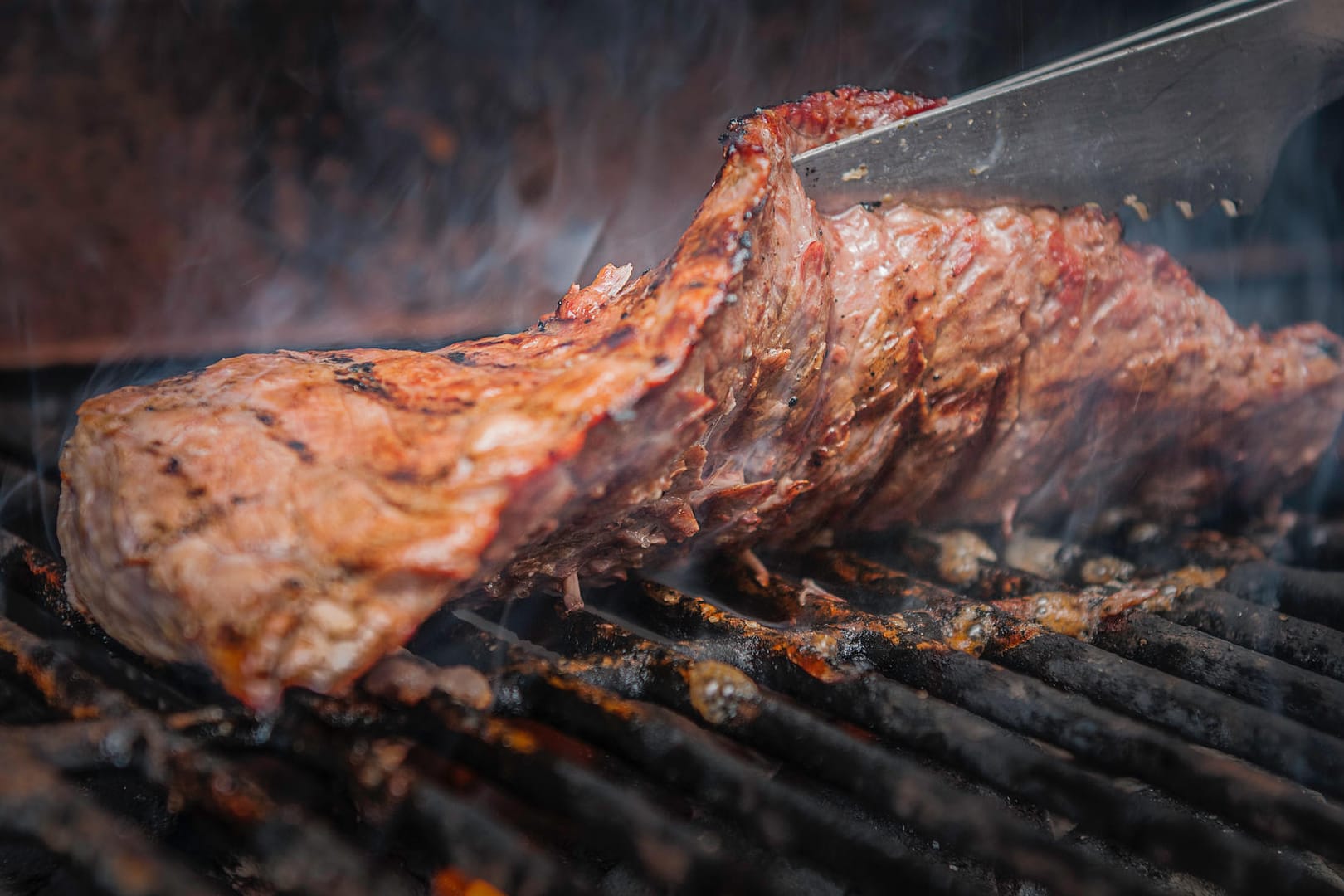 Grillen: Mit Räucherchips können Sie dem Grillfleisch ein ganz besonderes Aroma verleihen.