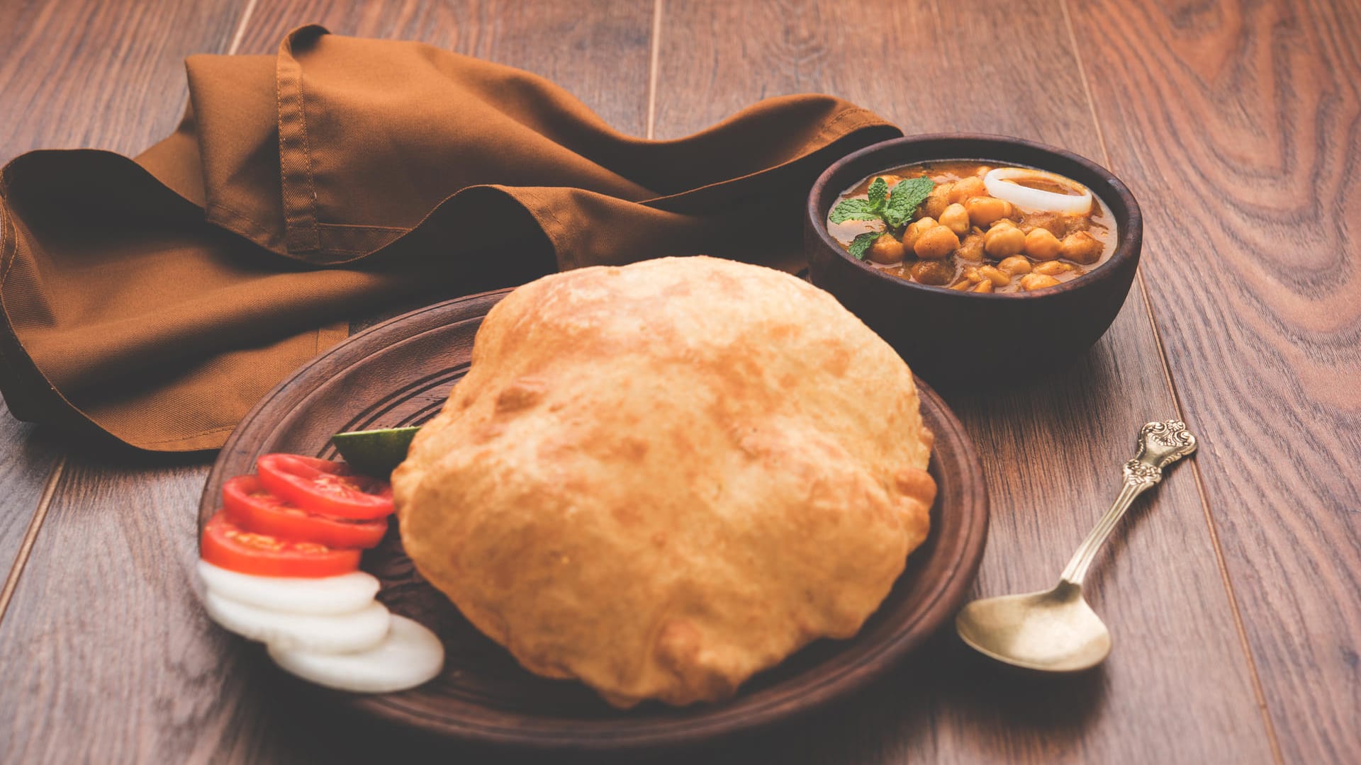 Bhatura: Indisches Fladenbrot in Ballonform