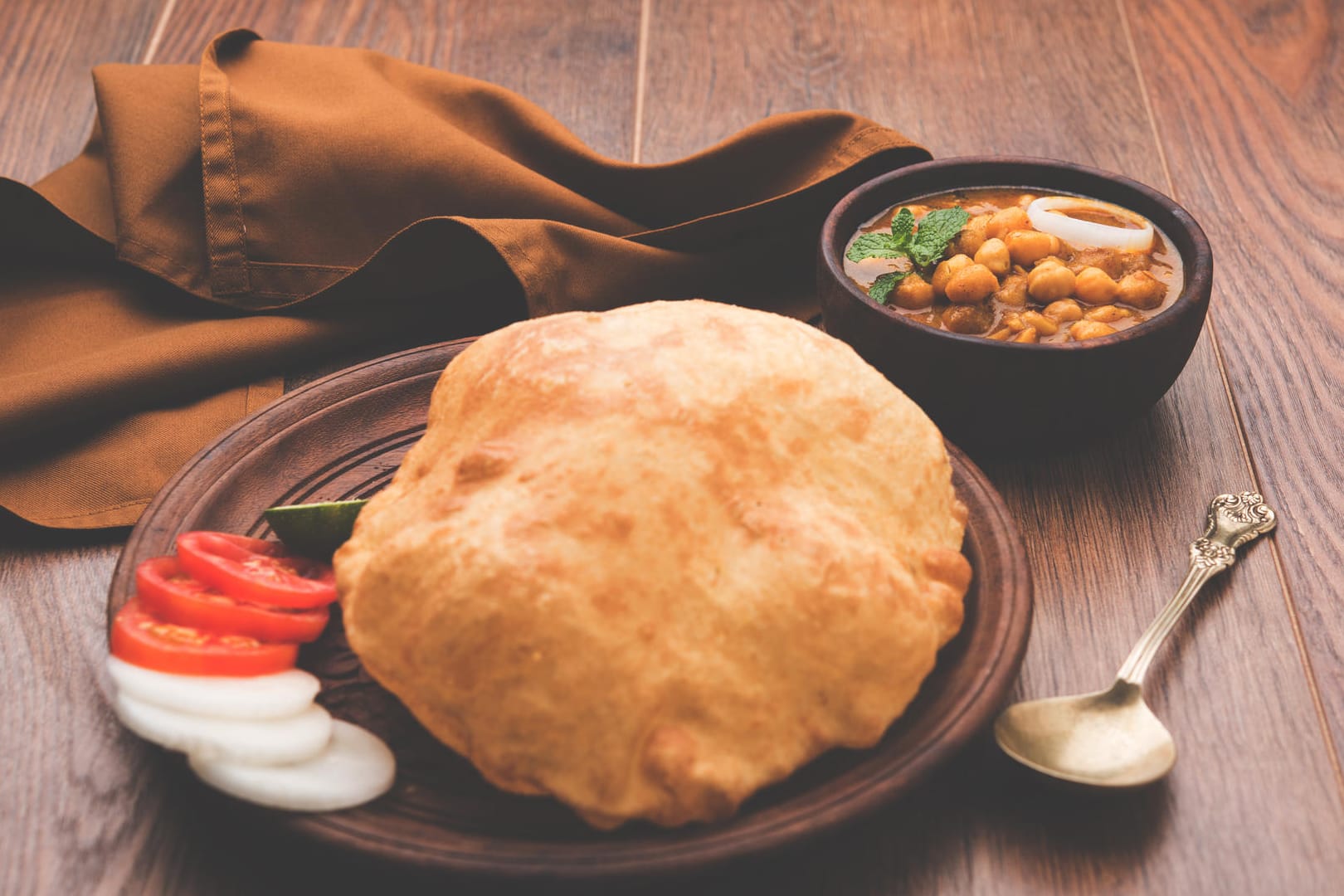 Bhatura: Indisches Fladenbrot in Ballonform