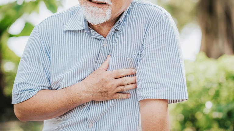 Atemnot, Brustschmerzen, Wassereinlagerungen – Verschiedene Symptome können auf Herzschwäche hinweisen.