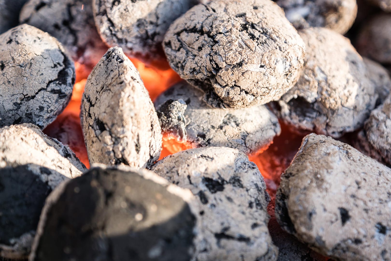 Briketts: Holzkohlebriketts geben über lange Zeit Hitze ab.