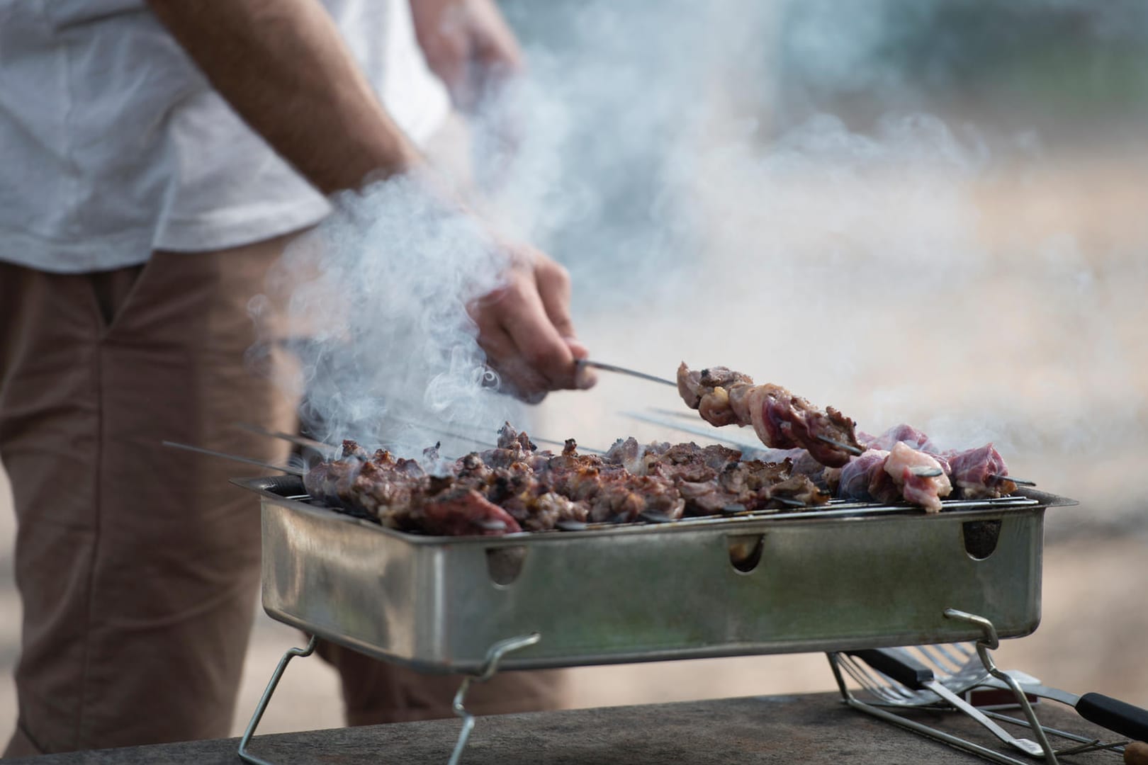 Grillen: Auch für den Balkon gibt es passende Grillgeräte.