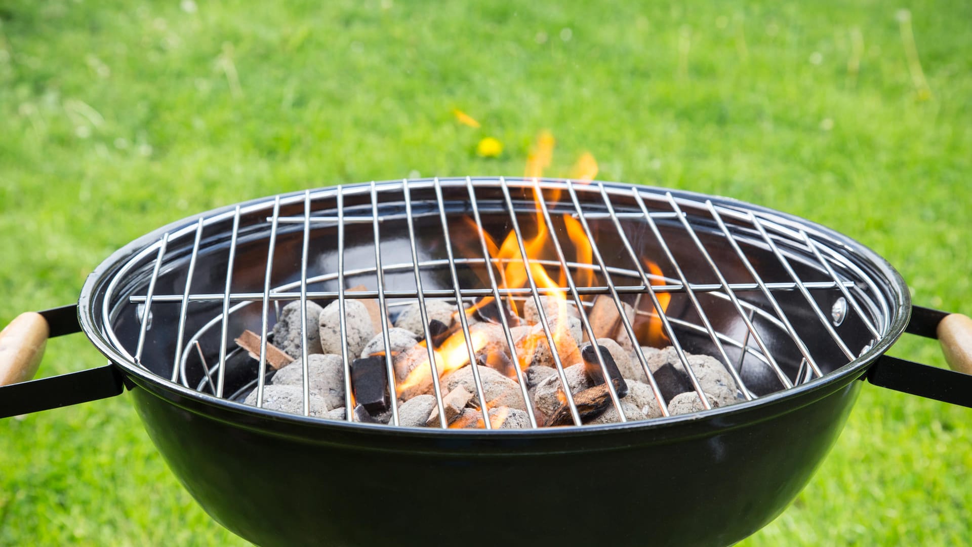 Grillen: Die Geschichte des Grillens ist eng mit der Entdeckung des Feuers verbunden.