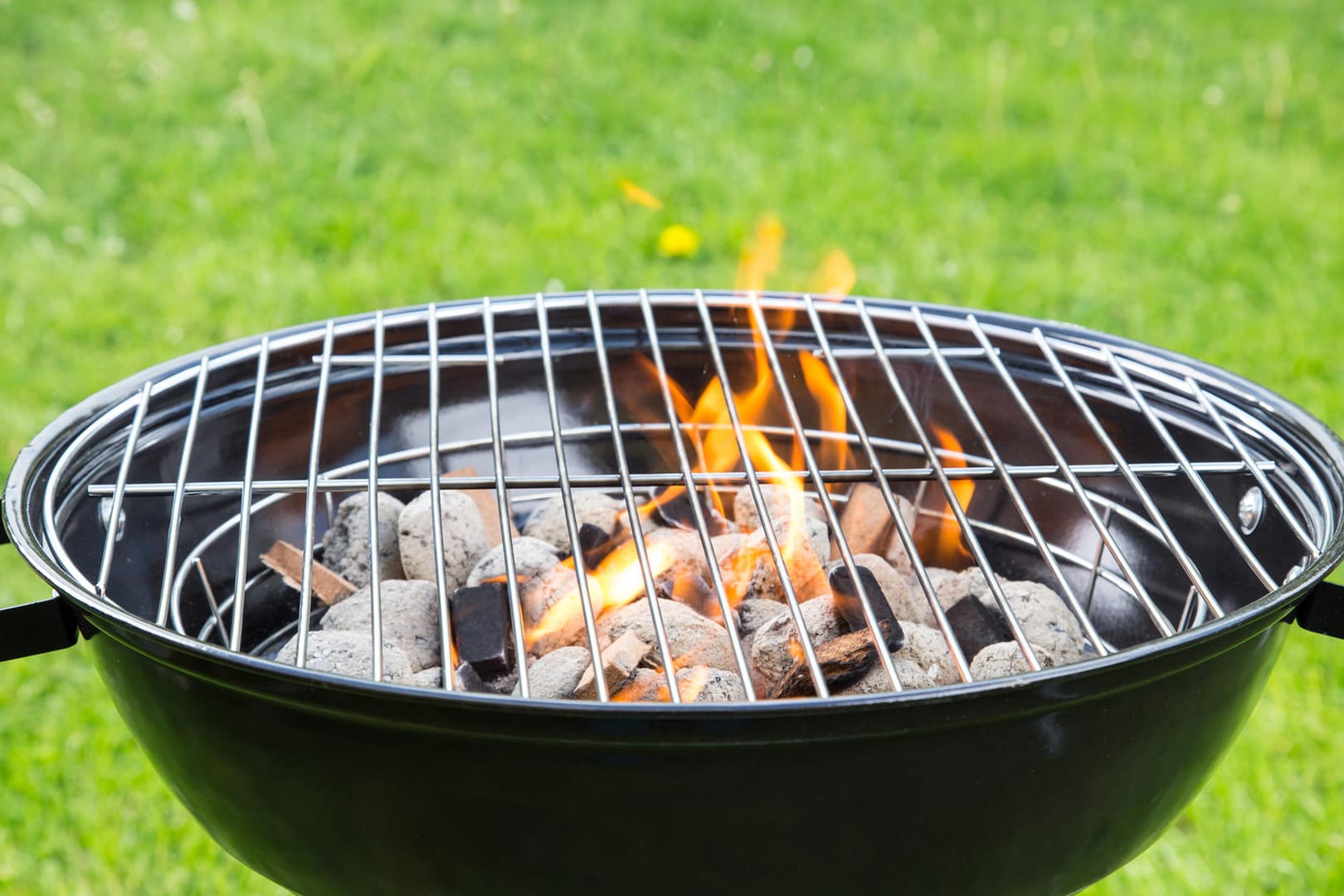 Grillen: Die Geschichte des Grillens ist eng mit der Entdeckung des Feuers verbunden.