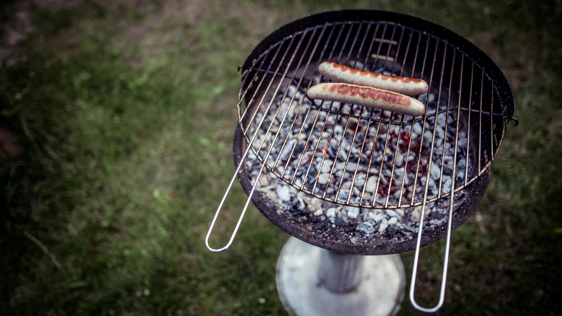 Grill: Bei einem Säulen- bzw. Trichtergrill kann die Luftzufuhr über die Säule einfach reguliert werden.