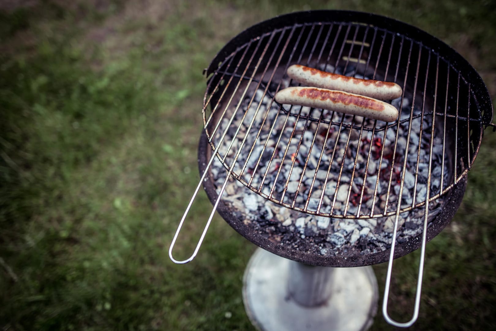 Grill: Bei einem Säulen- bzw. Trichtergrill kann die Luftzufuhr über die Säule einfach reguliert werden.