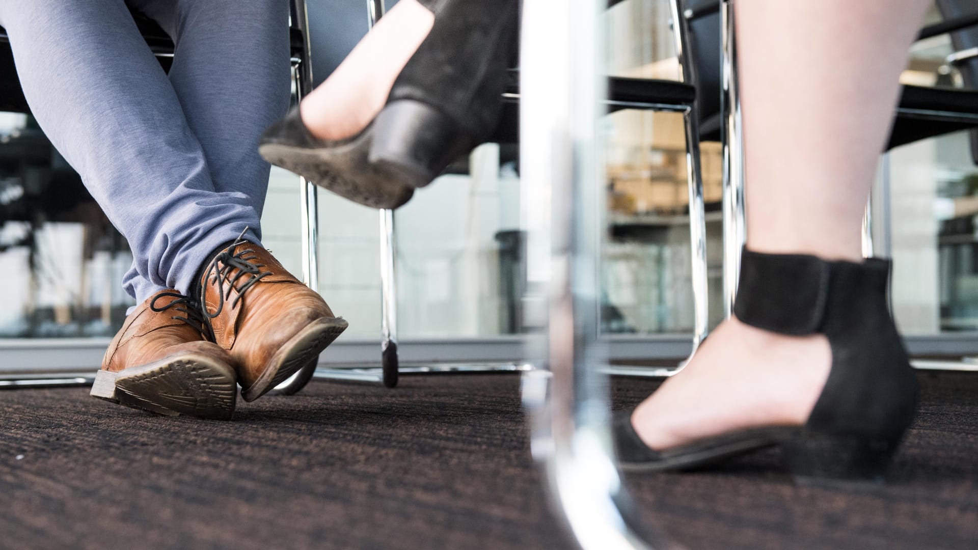 Gibt es einen Dresscode im Büro, können Mitarbeiter diesen auch bei großer Hitze nicht eigenmächtig aufheben: Oft sind für Männer weiterhin lange Hosen und geschlossene Schuhe gewünscht.