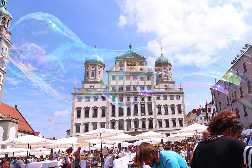 Augsburger Hohes Friedensfest: Jedes Jahr wird auf dem Rathausplatz an der Friedenstafel gemeinsam gespeist.