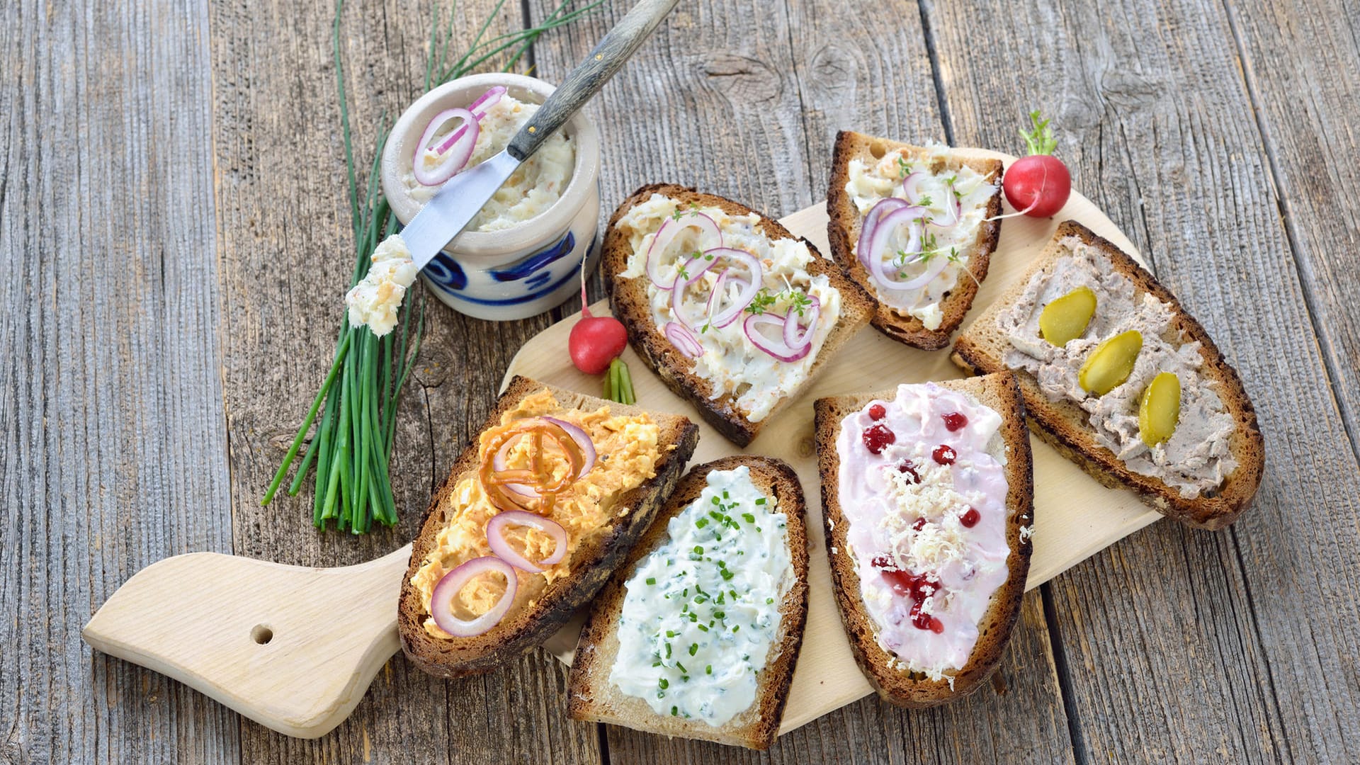 Selbstgemachte Brotaufstriche: Mit frischem, knusprigem Brot schmecken Sie zu jeder Tageszeit.