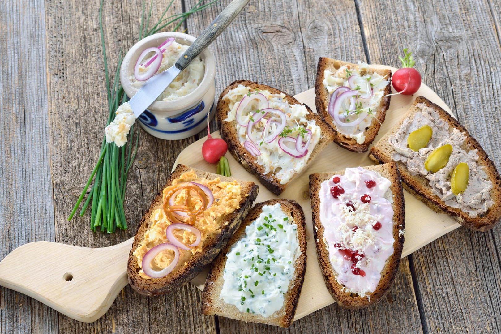 Selbstgemachte Brotaufstriche: Mit frischem, knusprigem Brot schmecken Sie zu jeder Tageszeit.