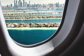 Ausblick aus dem Flugzeugfenster auf die Skyline von Dubai: Künstliche Inseln reihen sich vor den höchsten Wolkenkratzern der Welt.
