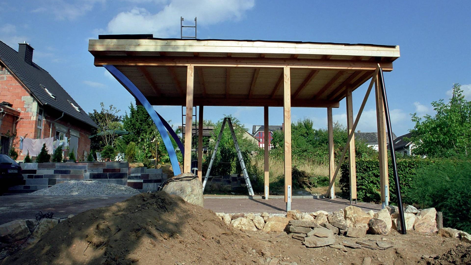 Carport-Baustelle im Garten