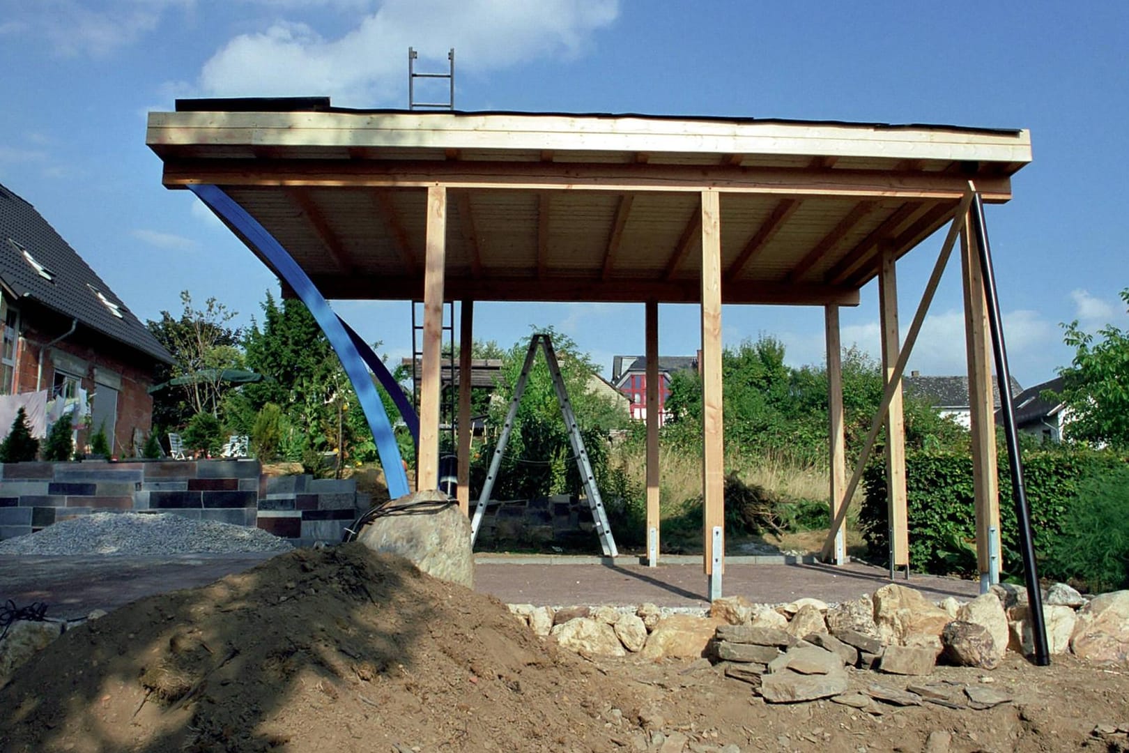 Carport-Baustelle im Garten