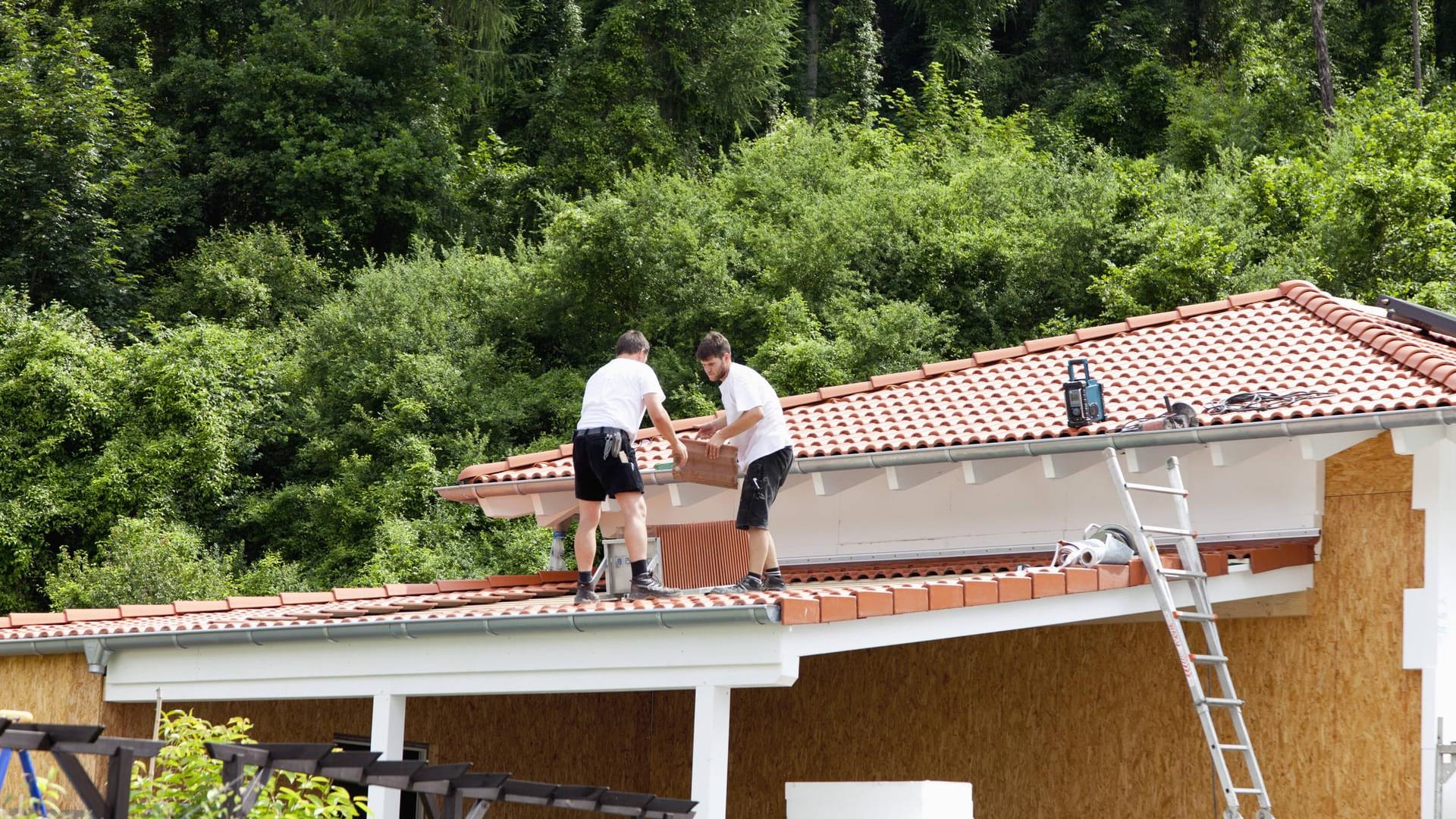 Carportdach wird eingedeckt