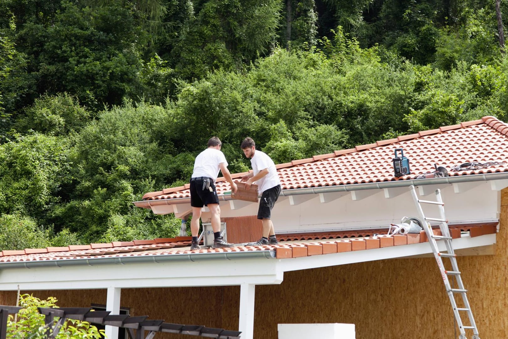 Carportdach wird eingedeckt