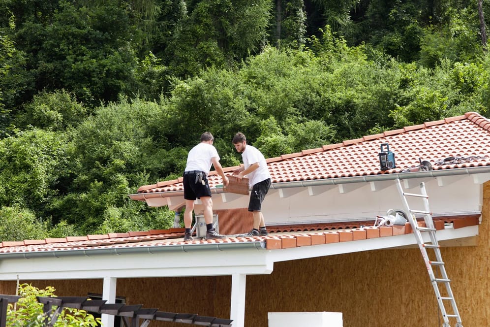 Carportdach wird eingedeckt