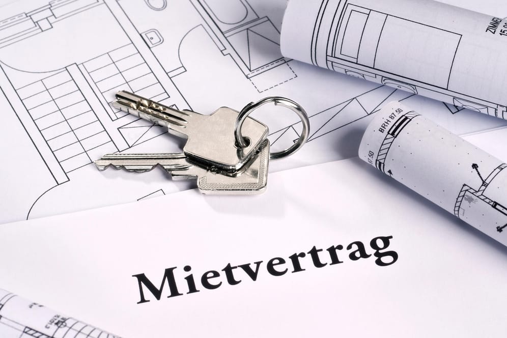 Ein Mietvertrag muss nicht unbedingt lang sein: Oft reicht es schon, Namen, Adresse und Mietbetrag festzuhalten.