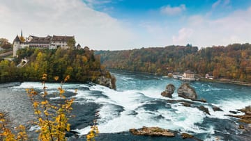 Der in der Schweiz gelegene Rheinfall ist ein grandioses Naturschauspiel.