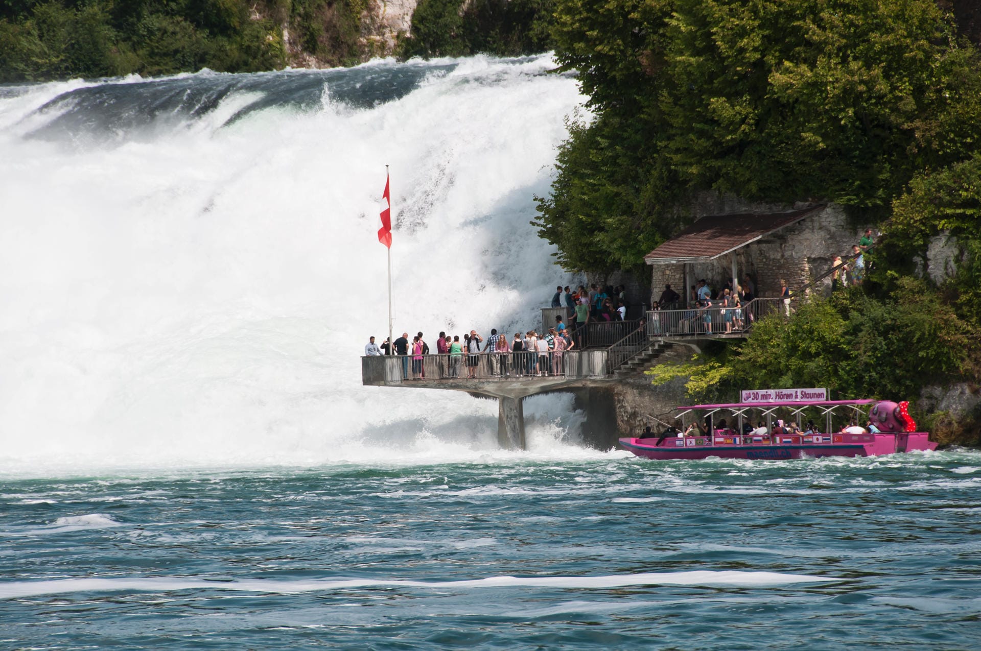 Beinahe mitten im Wasserfall steht man auf den teilweise über den Rhein gebauten Plattformen.