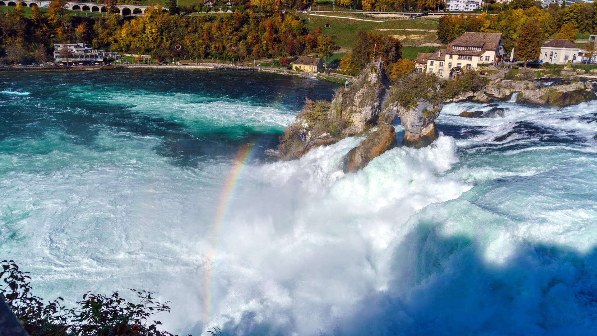 Der Rhein stürzt hier auf 150 Metern Breite und aus 23 Metern Höhe über die Felsen.