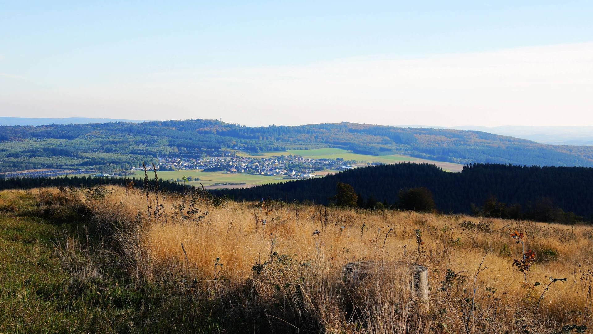 Nationalpark Hunsrück-Hochwald: Der kleine Ort Kempfeld gesehen von der Südseite des Idarwaldes.