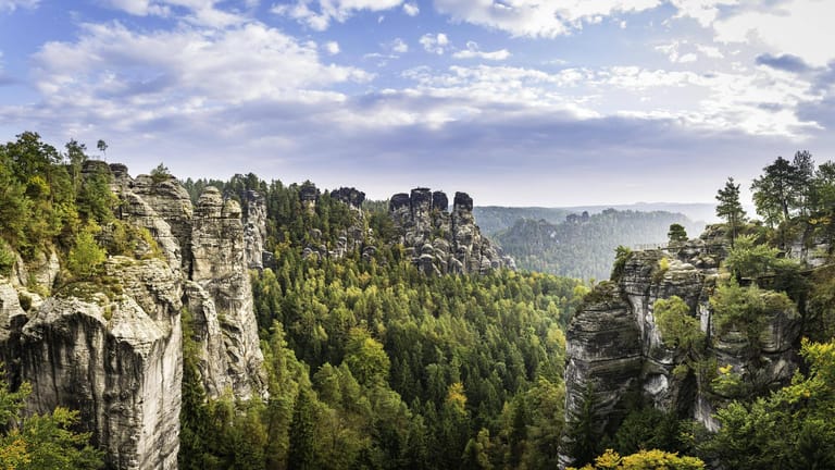 Nationalpark Sächsische Schweiz: Die Schrammsteine sind eine zwölf Kilometer lange Felsgruppe, die stark zerklüftet ist.