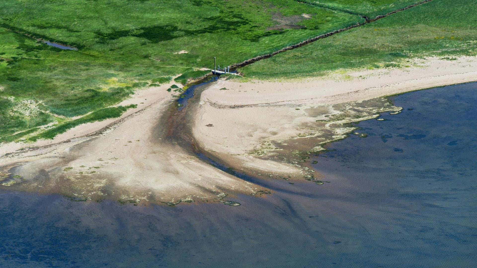 Nationalpark Schleswig-Holsteinisches Wattenmeer: Hallig Hooge ist ein kleines Eiland, das von der Nordsee umspült wird.