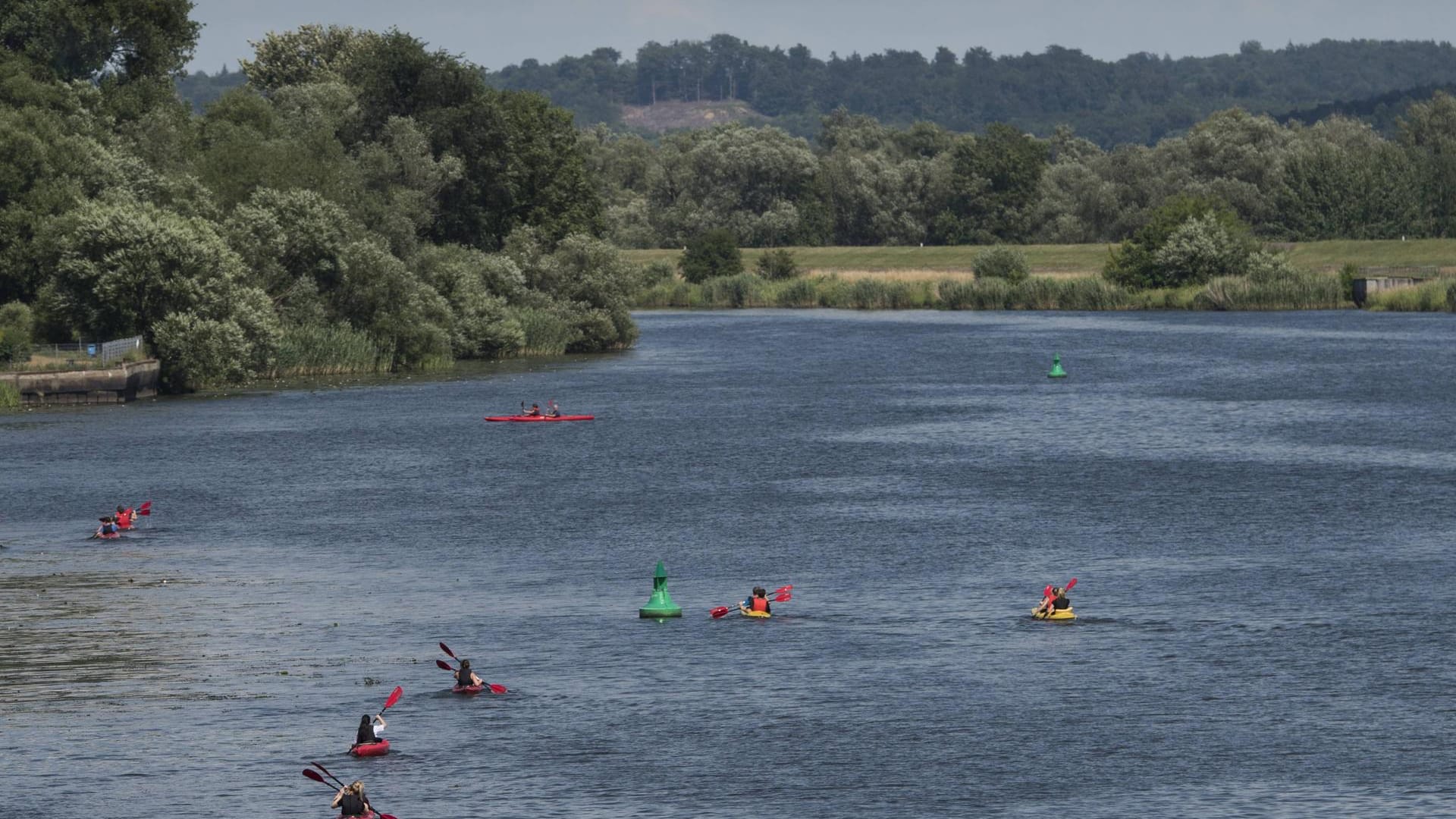 Nationalpark Unteres Odertal: Paddelboote auf der Hohensaaten-Friedrichsthaler-Wasserstraße bei Schwedt/Oder.